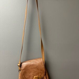 Elegant Tan Leather Crossbody Bag